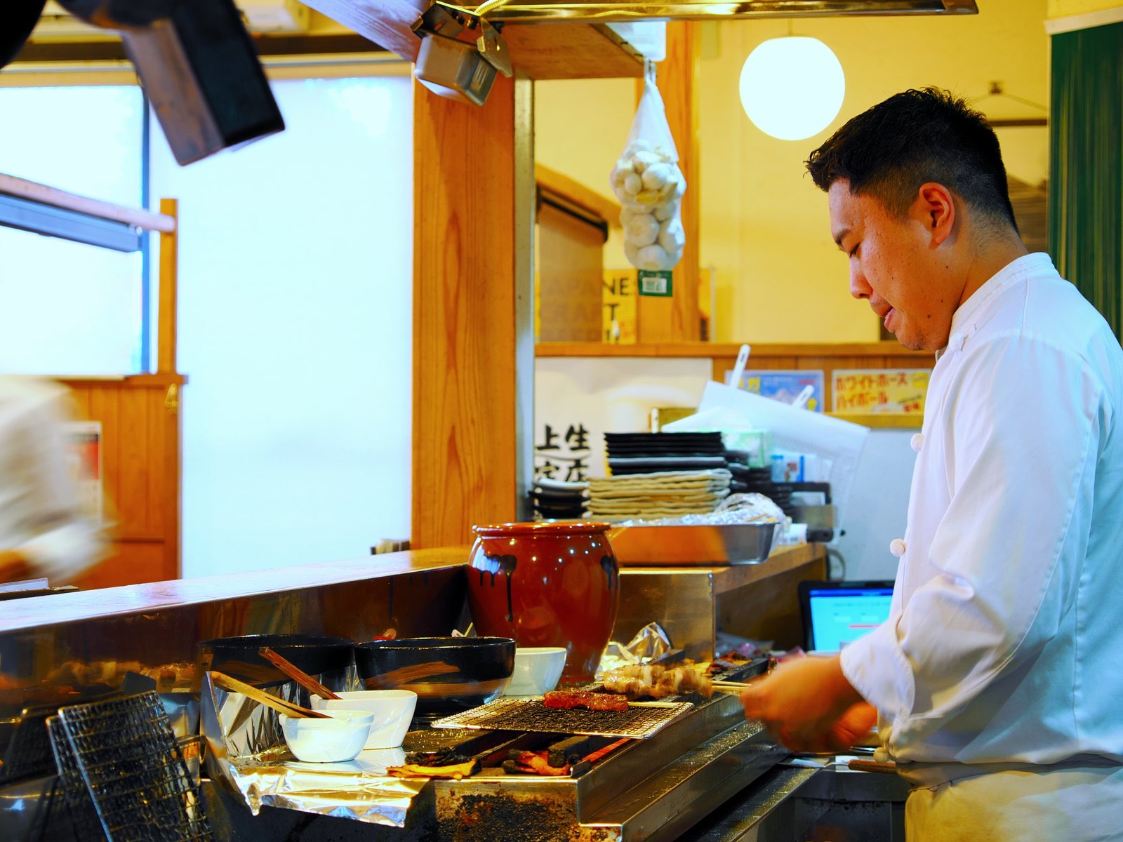 一本ずつ串打ちした焼鳥を炭火で焼き上げる
